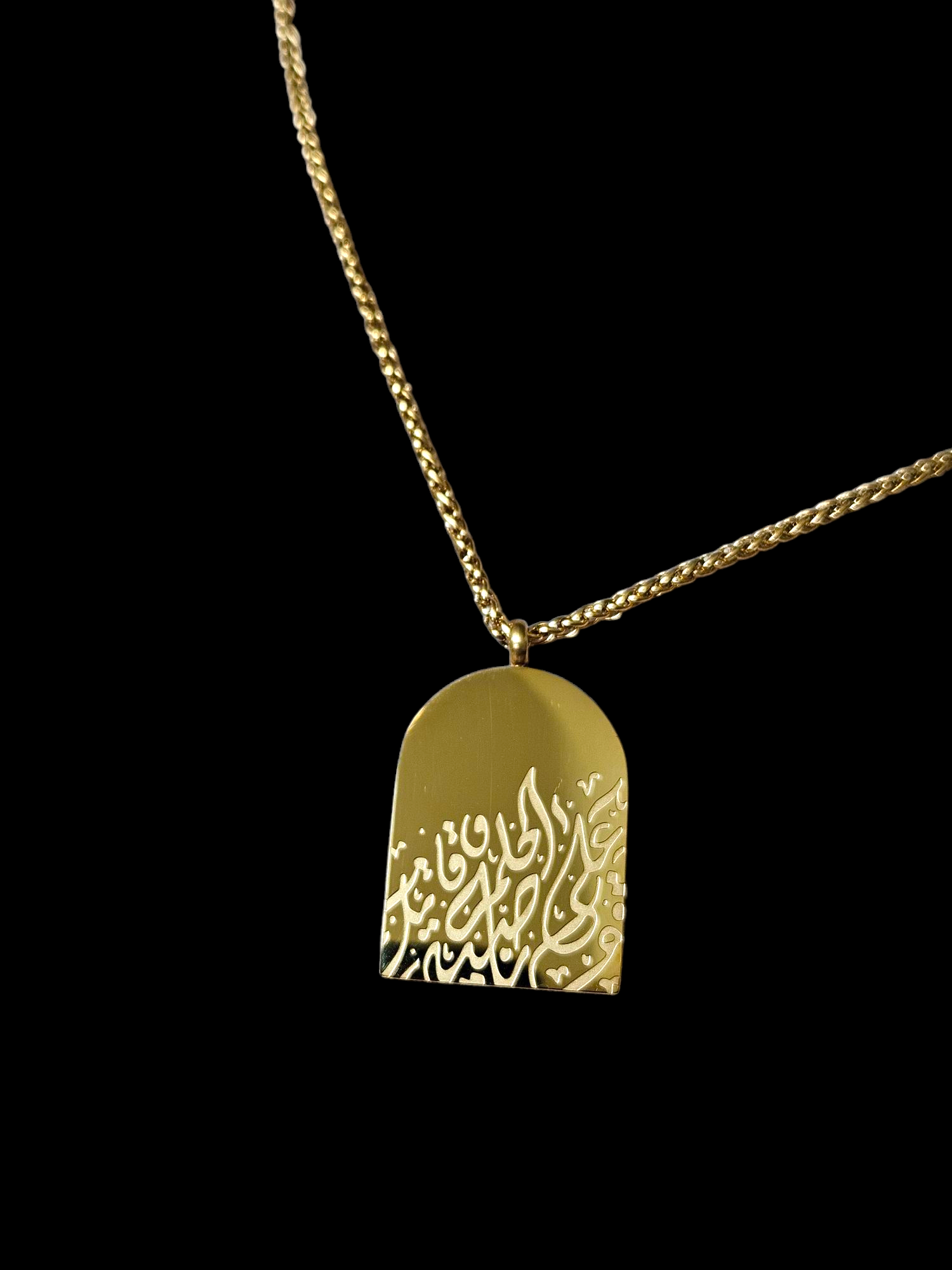 "Fight For Your Dreams" Necklace in Arabic Calligraphy - 18k Gold-Plated Stainless Steel