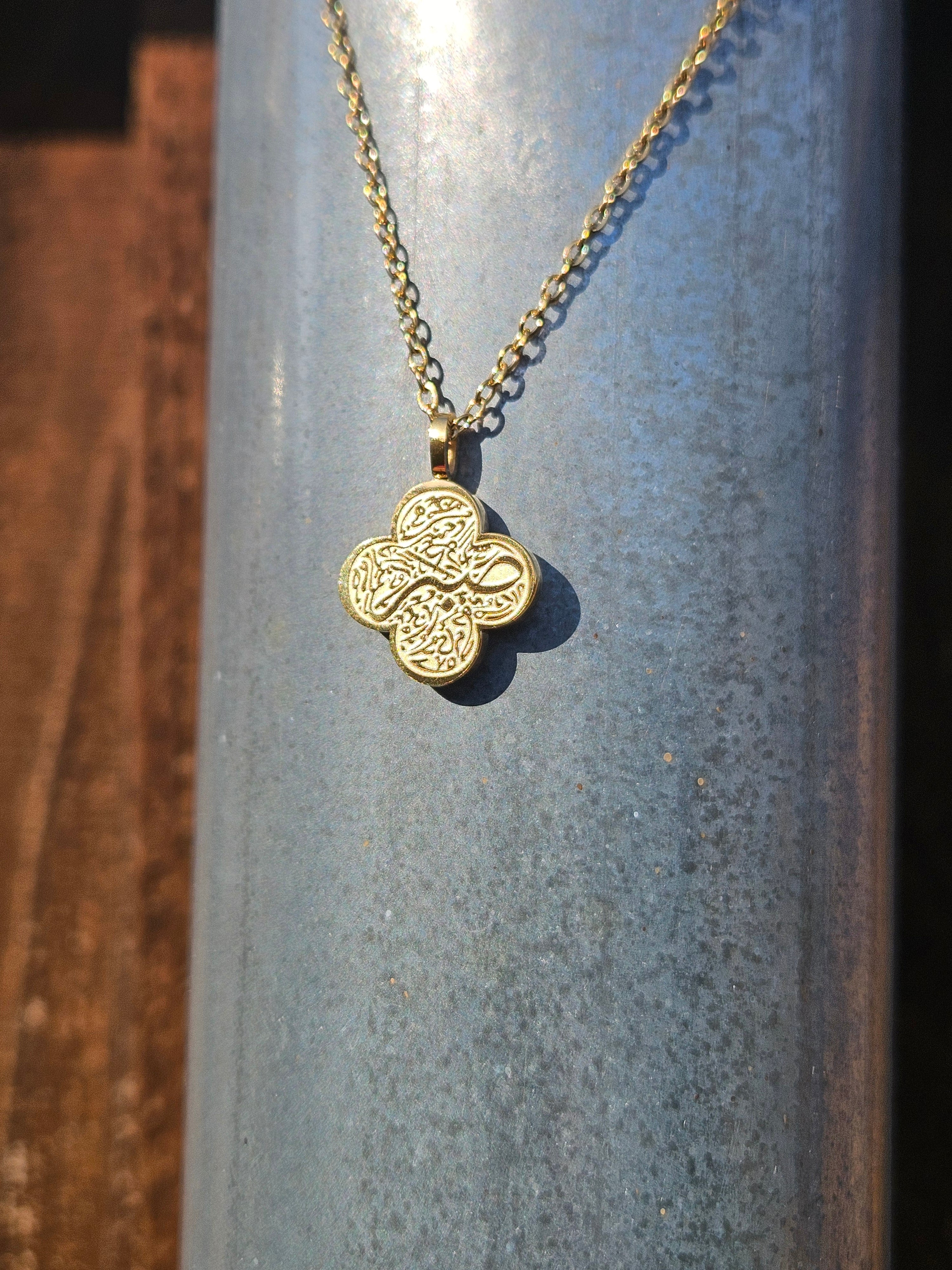 Patience in Arabic Clover Shape Necklace - Sabr 18K gold-plated stainless steel
