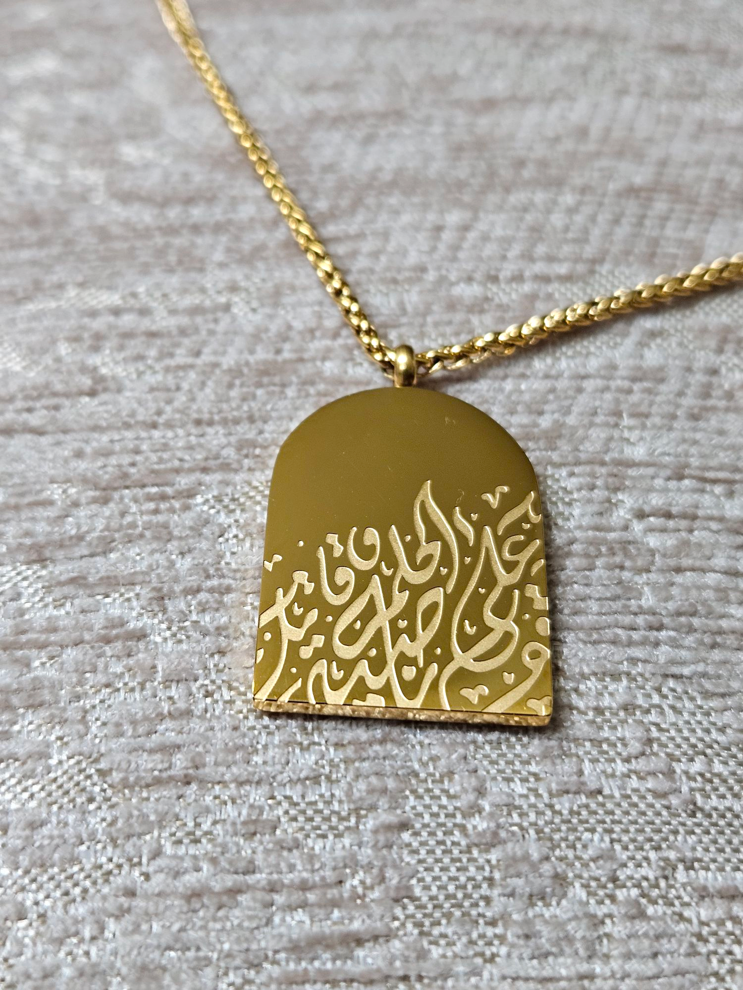 "Fight For Your Dreams" Necklace in Arabic Calligraphy - 18k Gold-Plated Stainless Steel