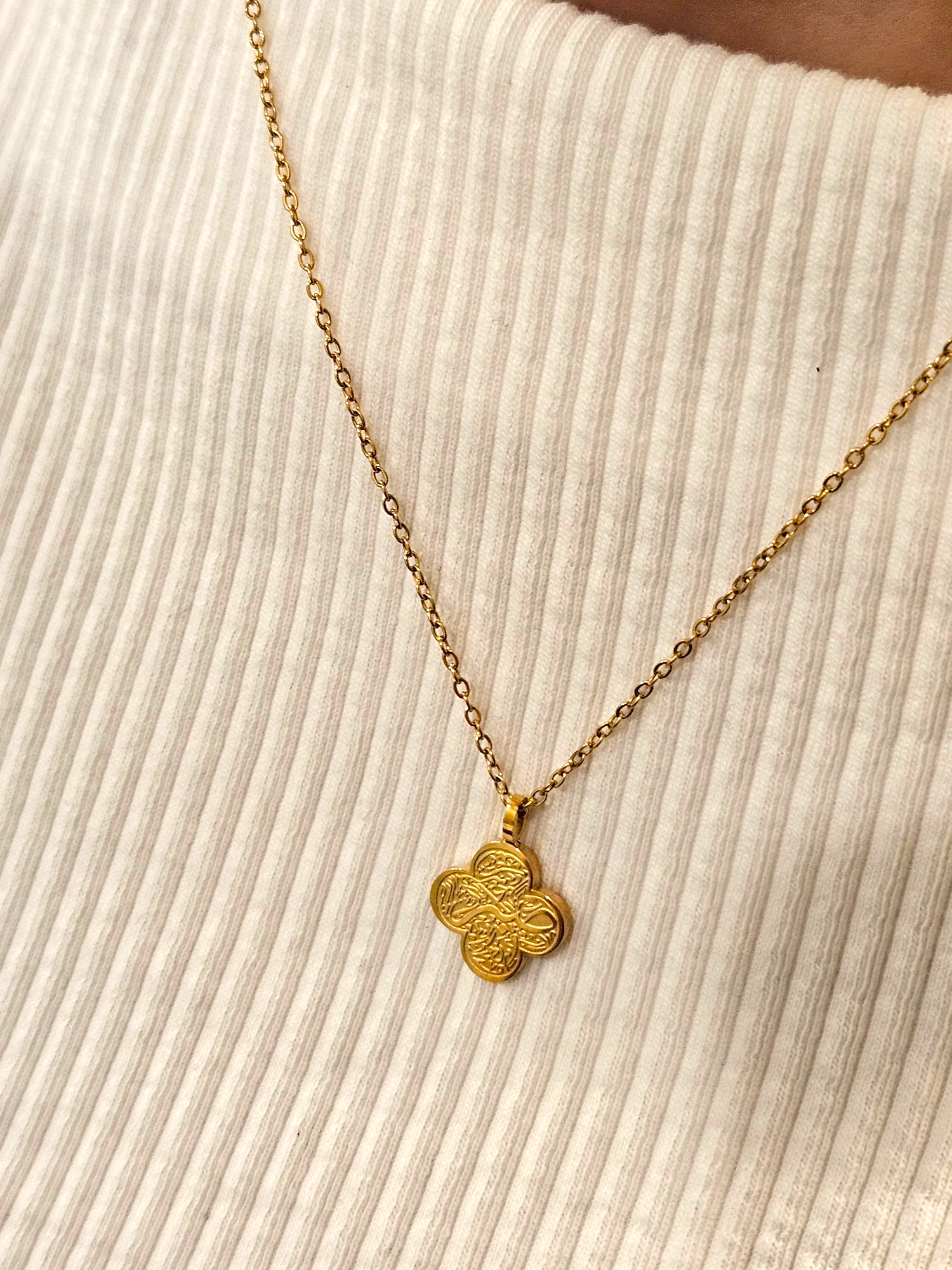 Patience in Arabic Clover Shape Necklace - Sabr 18K gold-plated stainless steel